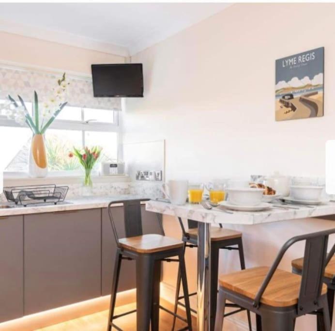 Beautiful Large Property, Sleeps 9 Walking Distance To The Sea , Beaches And Restaurants Fantastic Interior Lyme Regis Buitenkant foto